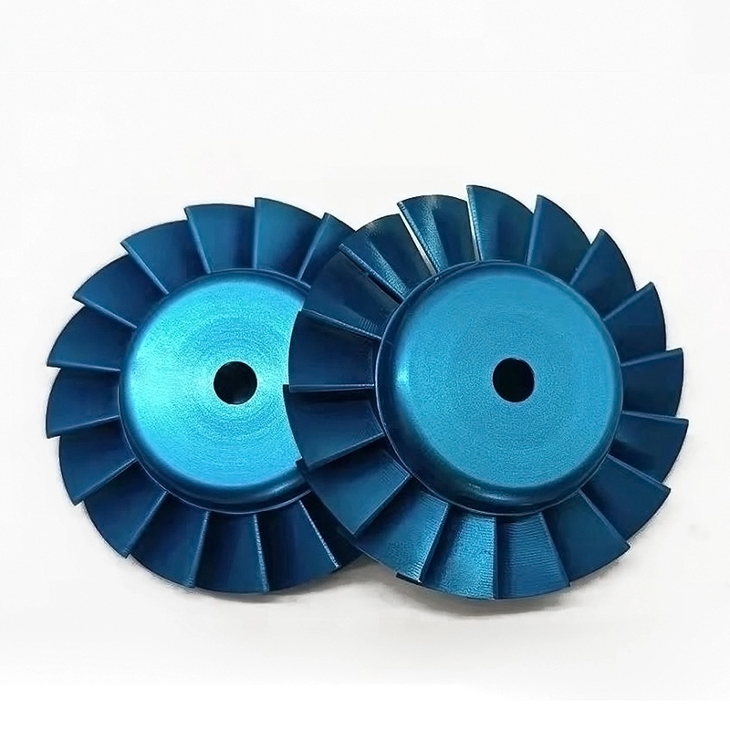 CNC-Bearbeitung von Aluminiumteilen mit Sandstrahlen und blau eloxiert
