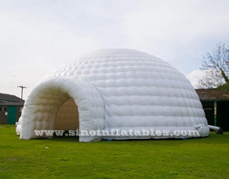 50 Personen 10 Meter weißes riesiges aufblasbares Iglu-Kuppelzelt mit Eingangstunnel aus glänzender PVC-Plane
