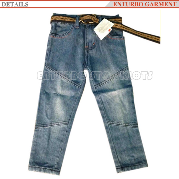 Jeans für kleine Jungen mit Gürtel