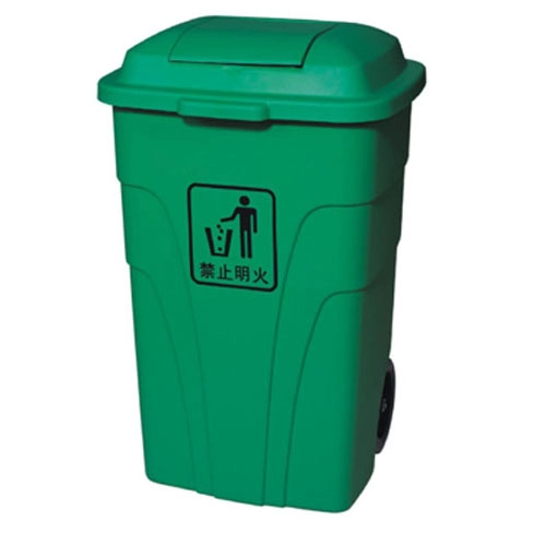 Recycling-Mülleimer aus Kunststoff im Freien