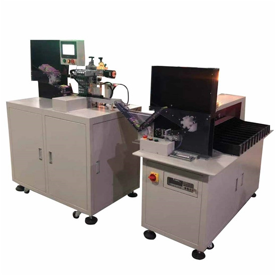 Donut-Etikettenmaschine, die mit einer Sortiermaschine für zylindrische Batteriezellen für die Montage von Batteriepaketen verbunden ist