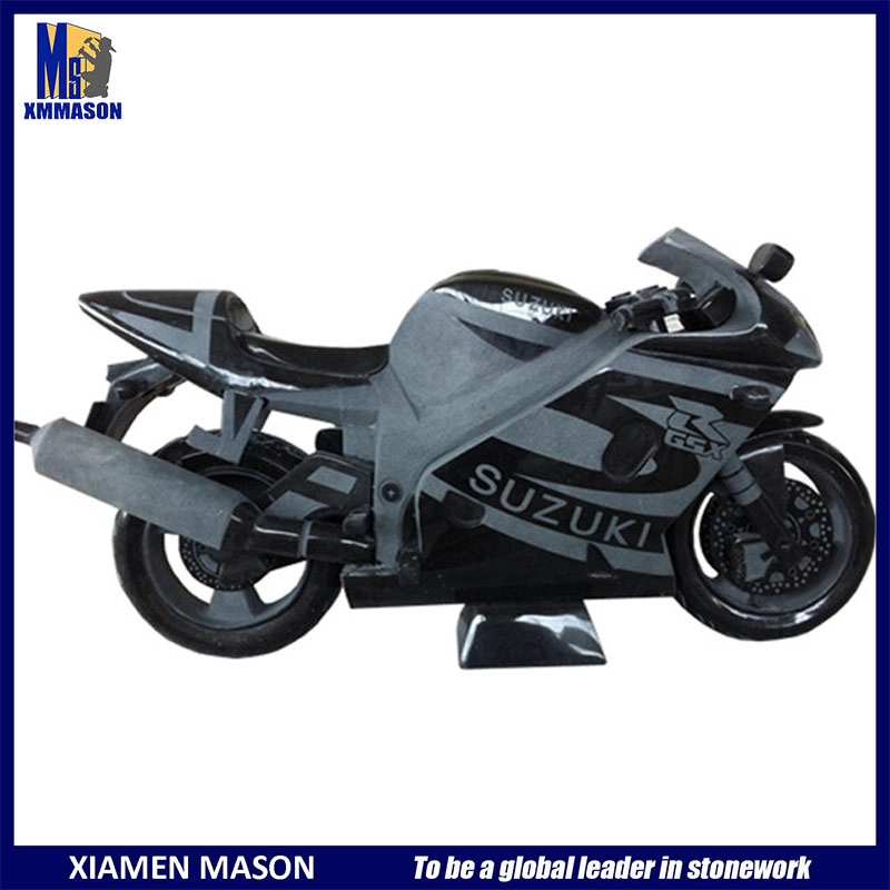 Handgeschnitzte Motorradskulptur aus schwarzem Granit