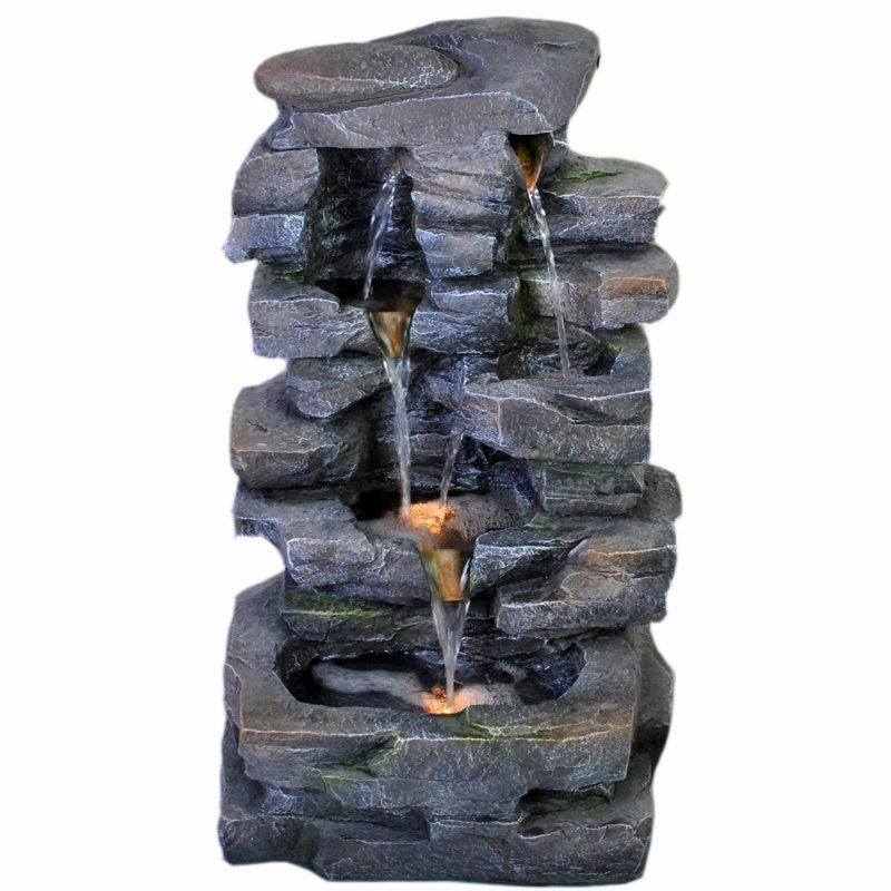 Abgestufte Felsformation beleuchteter Wasserbrunnen