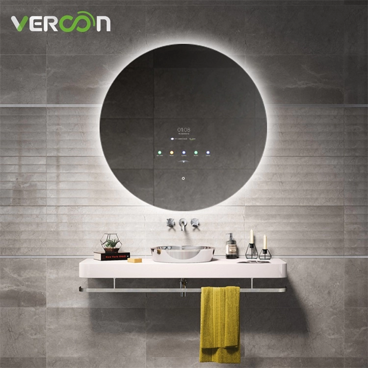 Modernes Badezimmer mit Zeitanzeige und Hintergrundbeleuchtung, runder Spiegel