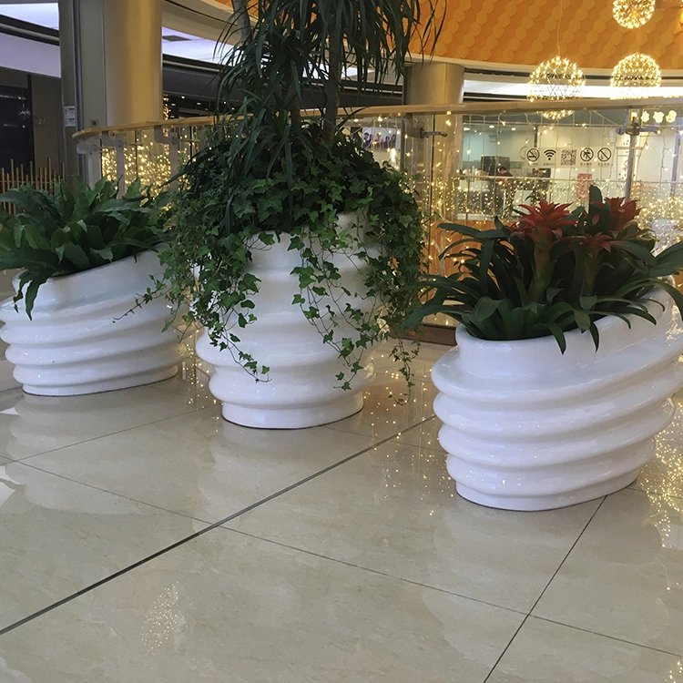 Herzförmiger riesiger Blumentopf aus Fiberglas für ein Einkaufszentrum