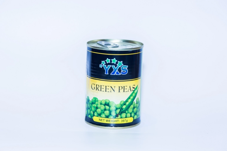 Ernährung mit süßen grünen Erbsen in Dosen