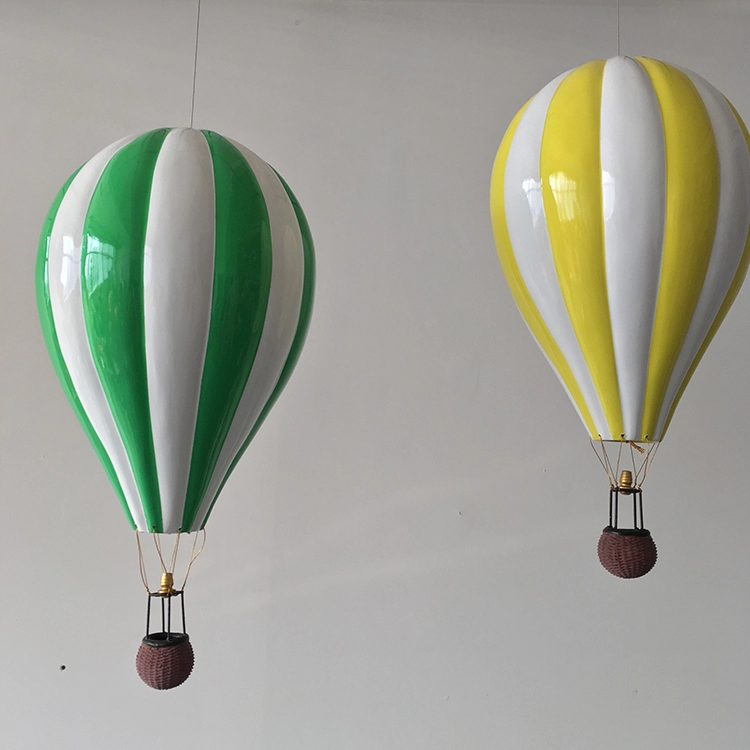 Handbemalung von Heißluftballon-Schaufensterrequisiten