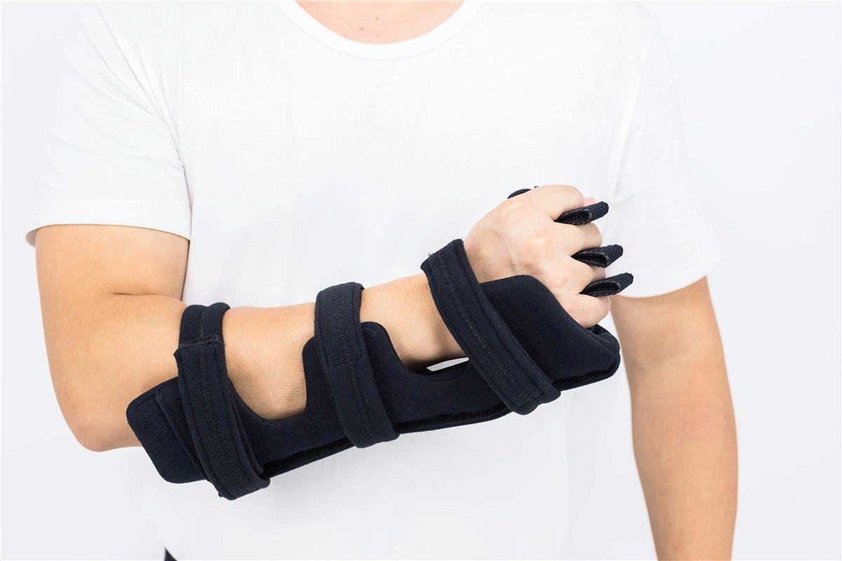 Handgelenkschienen und Unterarmschienen mit Haltegriffen und verstellbarem Winkelmetallstab