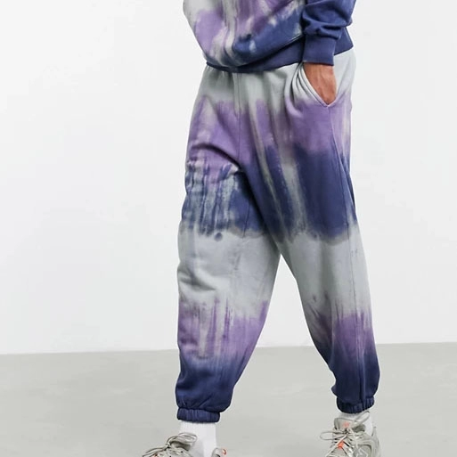 Übergroße Jogginghose mit Tie-Dye-Print