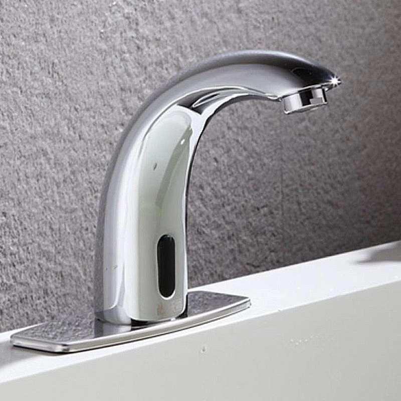 Sensor für berührungslosen automatischen Wasserhahn im Badezimmer