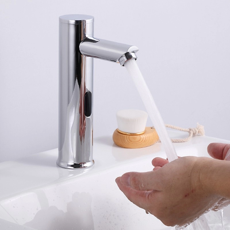 Berührungsloser automatischer Wasserhahn im Badezimmer