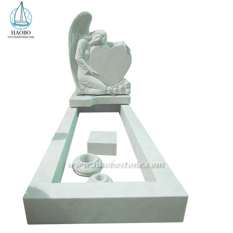 Han-weißer Marmorengel, der Herz-geschnitzten Grabstein hält
