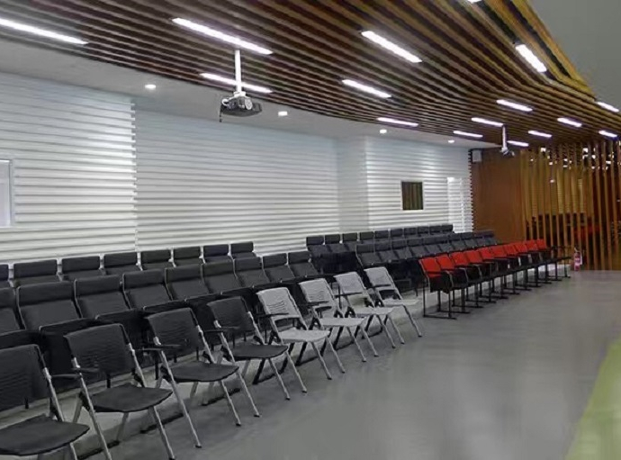 Konferenzraum mit LED-Streifenlicht