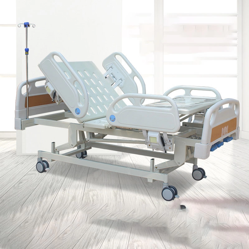 Krankenhausbetten aus Metall mit drei Kurbeln