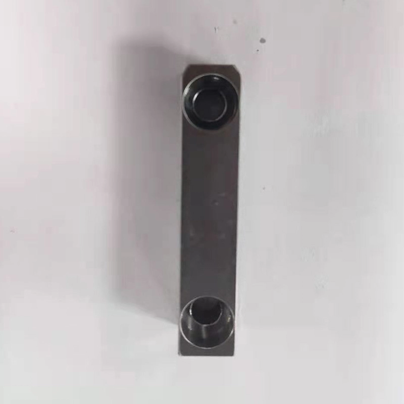 Lasergravur von Edelstahlblockteilen mit feinen Löchern
