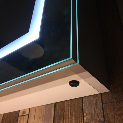 LED-beleuchteter Badezimmerspiegelschrank mit Rasiersteckdose