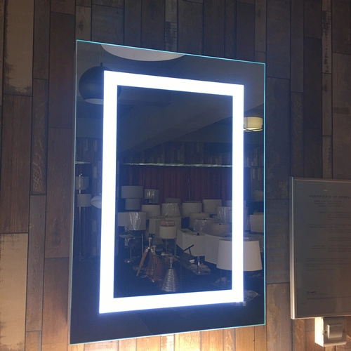 LED-beleuchteter Badezimmerspiegelschrank mit Rasiersteckdose