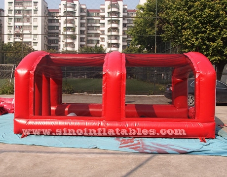 Riesiger aufblasbarer Fußball-Hindernisparcours im Freien mit Zelt zum Spielen