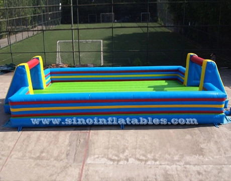 10 x 5 m großes aufblasbares Seifenfußballfeld für Kinder mit doppellagigem Boden für Fußballspiele