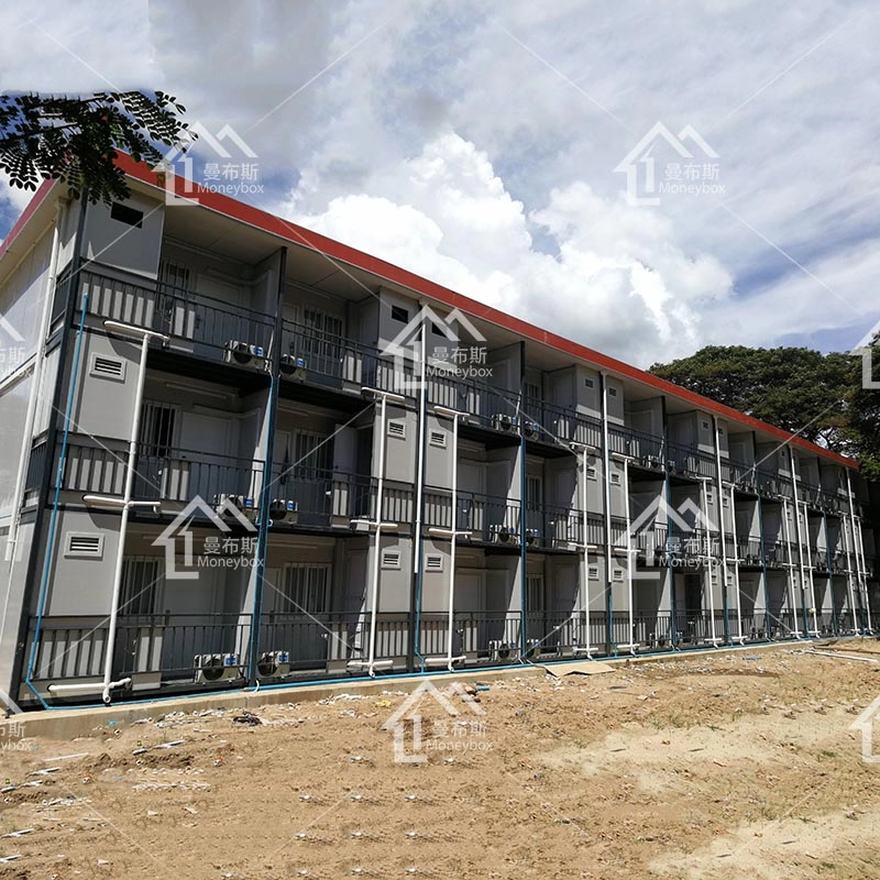 Dreistöckiges, vorgefertigtes Wohncontainer-Apartment aus hellem Stahl