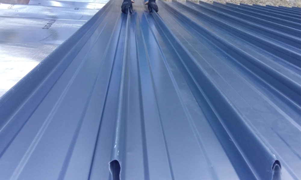 Dachblech in Aluminium-Zink-Farbe