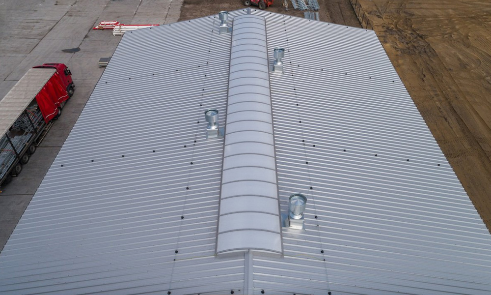 Dach aus Metallsandwichplatten für Anlagen
