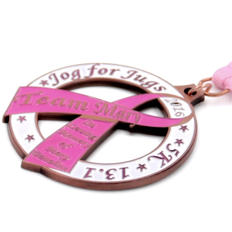 Vom Hersteller individuell ausgeschnittene 5-Karat-Medaille mit rosa Band